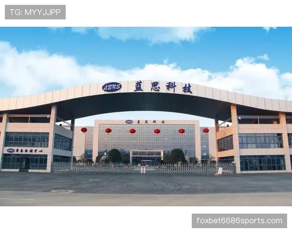 球员获利于扑救球规则全解析：何时判定越位或犯规？